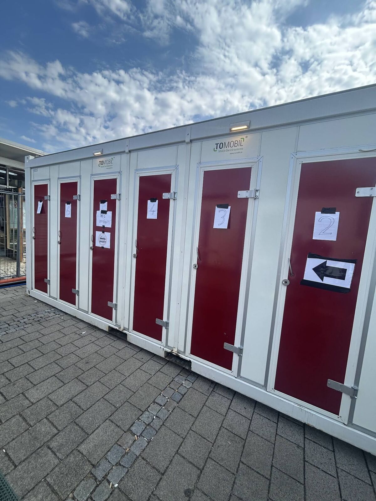 Foto 1: Zeltlager Toiletten an der Krebsbachhalle